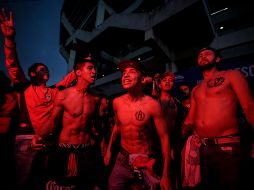 La lluvia no impide que los aficionados de Atlas apoyen a su equipo. EL INFORMADOR/F. Atilano