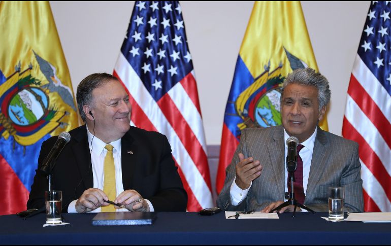 El secretario de Estado de Estados Unidos, Mike Pompeo (i), escucha durante una rueda de prensa conjunta al presidente de Ecuador, Lenin Moreno, este sábado en Guayaquil. EFE/J. Jácome