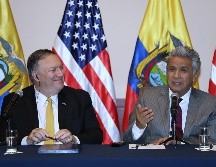 El secretario de Estado de Estados Unidos, Mike Pompeo (i), escucha durante una rueda de prensa conjunta al presidente de Ecuador, Lenin Moreno, este sábado en Guayaquil. EFE/J. Jácome