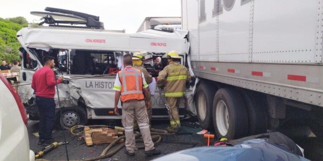 Choque m&uacute;ltiple en autopista a Jalos deja un muerto y 16 lesionados