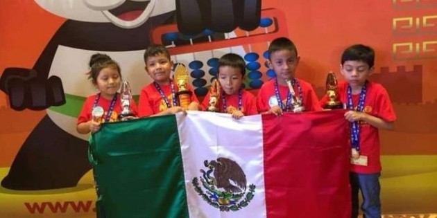 Ni&ntilde;os matem&aacute;ticos de Hidalgo ganan primeros lugares en China