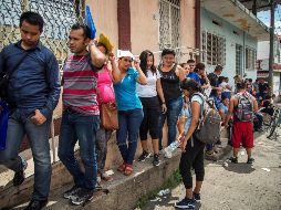Migrantes centroamericanos hacen fila frente a las oficinas de la Comar tras cruzar la frontera desde Guatemala, en Tapachula. EFE/U. Villalobos