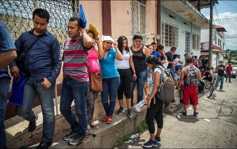 Migrantes centroamericanos hacen fila frente a las oficinas de la Comar tras cruzar la frontera desde Guatemala, en Tapachula. EFE/U. Villalobos