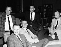 Aventurados. Griffin (primero en la imagen con la chaqueta a cuadros) y Kranz (segundo sentado, con chaqueta clara) tenían un gran conocimiento de las personas en su equipo y no temían delegar. ESPECIAL / NASA