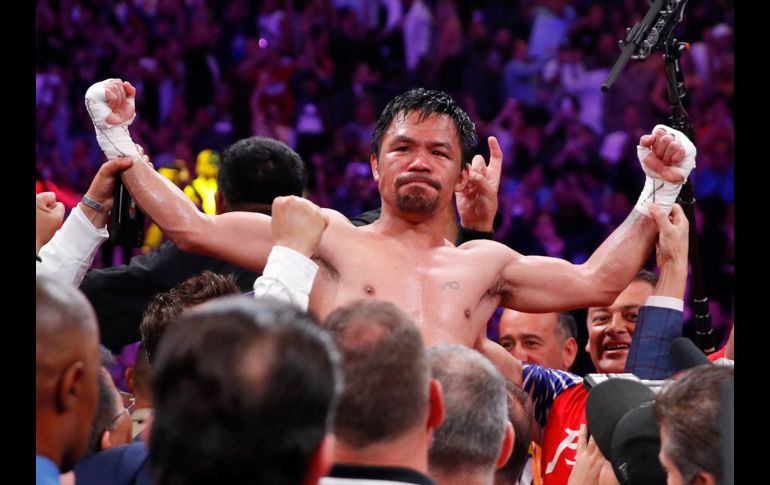 Manny Pacquiao celebra la obtención por decisión dividida del título súperwelter de la AMB. AP