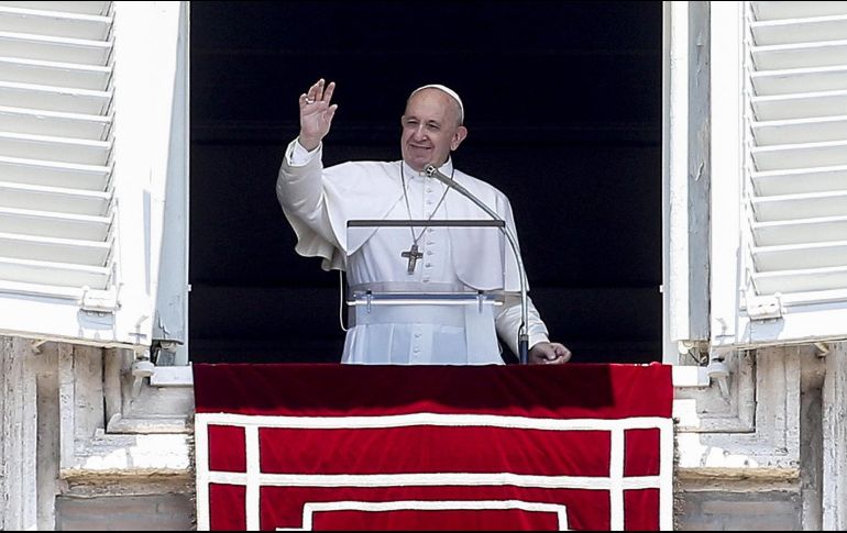 El Papa Francisco habló ante cientos de personas desde la plaza de San Pedro. EFE / F. Frustaci