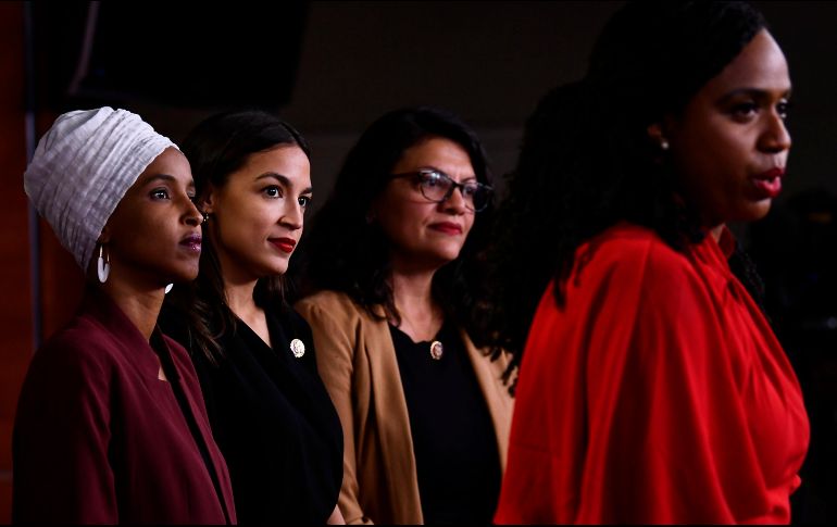 Trump ha atacado incesantemente a cuatro congresistas demócratas: Ayanna Pressley (rojo), Ilhan Abdullahi Omar (tinto), Rashida Tlaib (café), y Alexandria Ocasio (negro). AFP / ARCHIVO