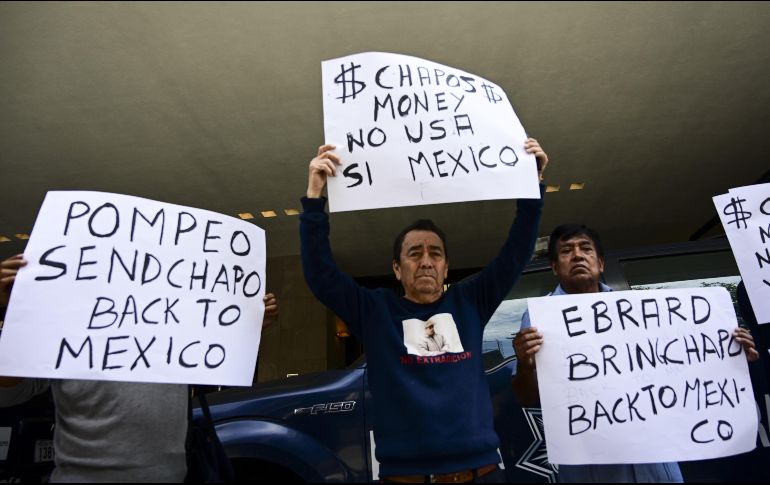 José Luis González (c) dirige la protesta afuera de la sede de la SRE en Ciudad de México. AFP/P. Pardo