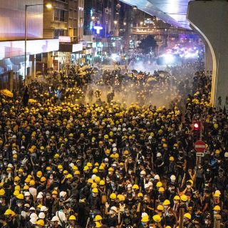 Hong Kong vuelve al caos con choques de policías y manifestantes