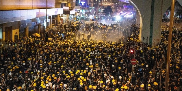 Hong Kong vuelve al caos con choques de polic&iacute;as y manifestantes