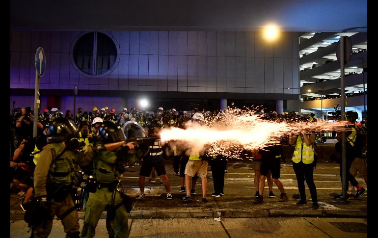 Policías lanzan gases lacrimógenos a los manifestantes en Hong Kong. AFP/A. Wallace