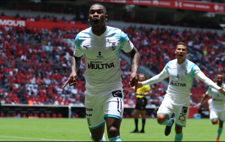 El colombiano Fabián Castillo anota el primer gol de los queretanos. IMAGO7/A. Suárez