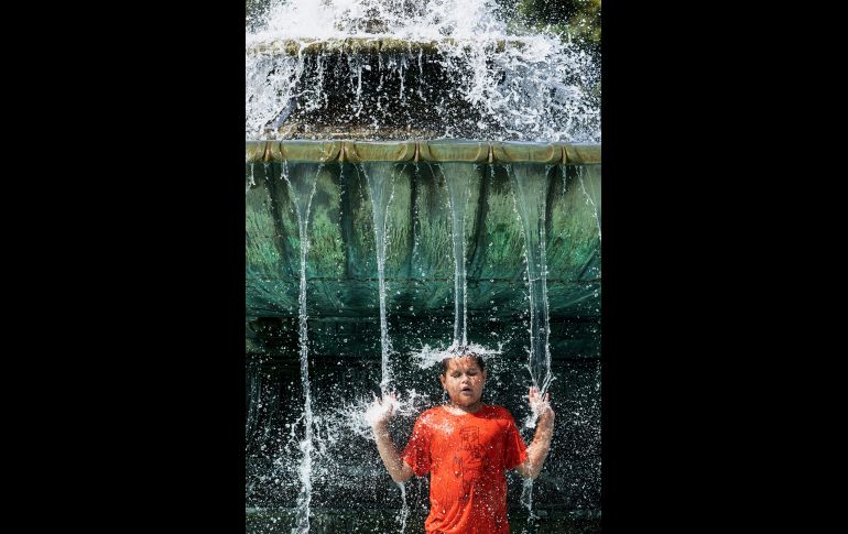 Un joven se refresca en una fuente de Filadelfia, en Pensilvania. AP/The Philadelphia Inquirer/J. Moreno
