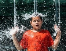 Un joven se refresca en una fuente de Filadelfia, en Pensilvania. AP/The Philadelphia Inquirer/J. Moreno