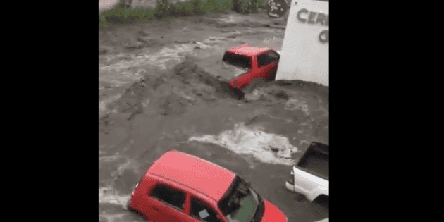 Lluvia desborda canal e inunda Boulevard Bosques de Santa Anita