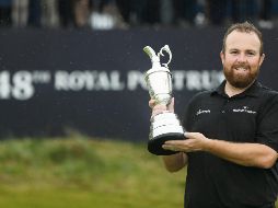 Shane Lowry posa con el trofeo “Claret Jug” que lo acredita como campeón del The Open. AP