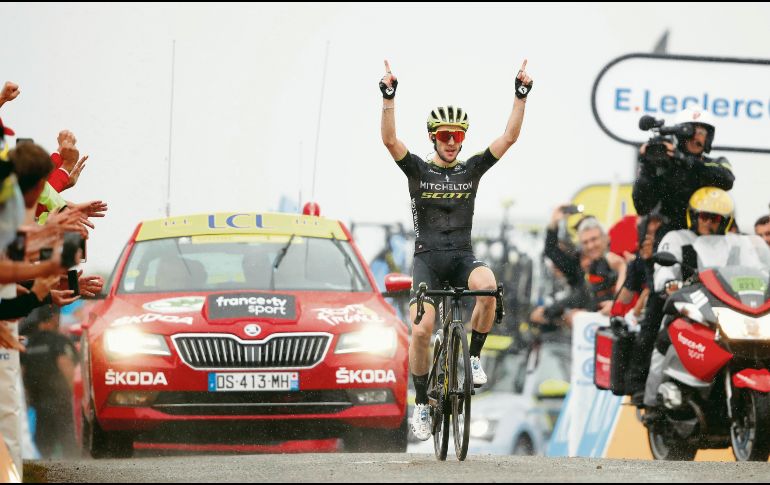 Simon Yates festeja alzando los brazos momentos antes de cruzar la meta en primer lugar. AP