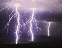La tormenta atrapó a los aldeanos mientras trabajaban en el campo. ARCHIVO / EFE