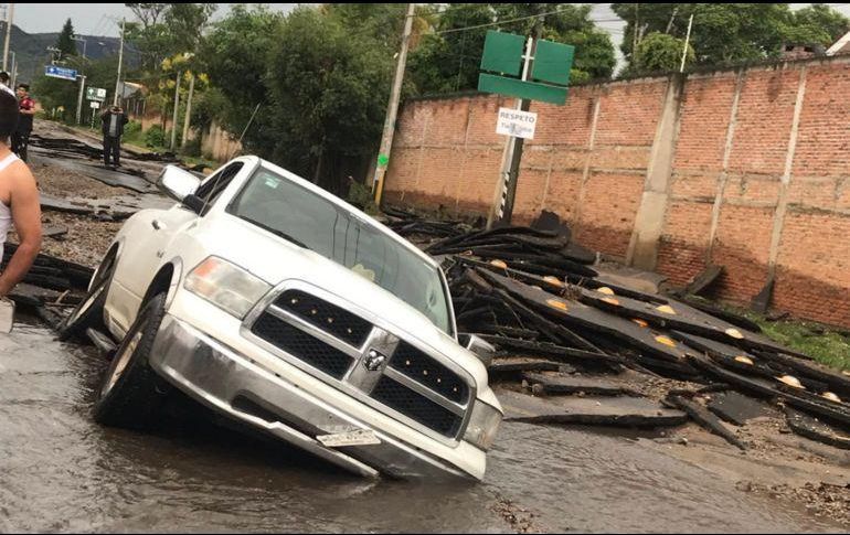 Los daños son visibles en las vialidades de Tlajomulco. TWITTER/@Aleacevesg