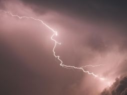 Bañistas se quedaron en la playa luego de que el cielo se oscureció. AFP/ARCHIVO