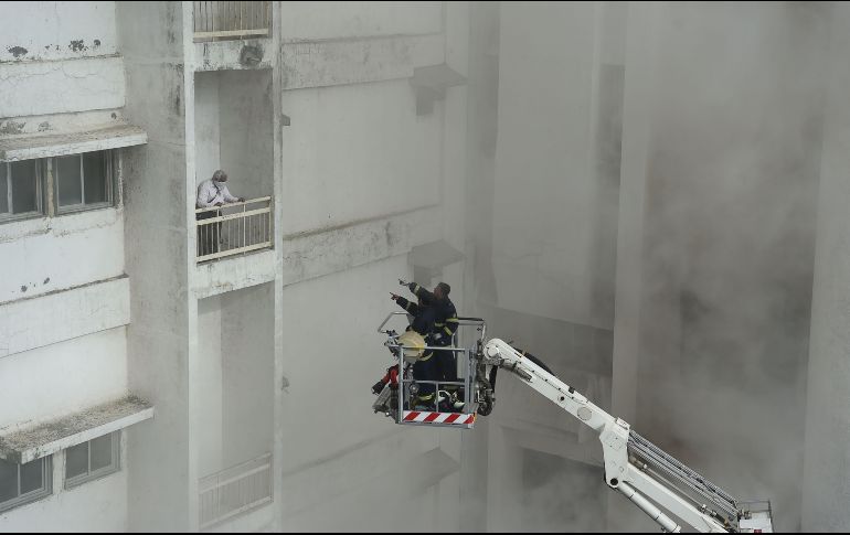 Un robot nuevo, llamado Robofire, fue utilizado para controlar las llamas en el lugar. AFP/P. Paranjpe