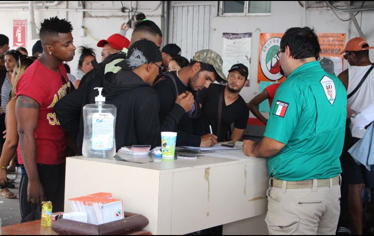 Autoridades de migración de México ponen a disposición de sus contrapartes estadounidenses a un grupo de migrantes centroamericanos, este lunes en Matamoros. EFE/A. Pineda