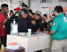Autoridades de migración de México ponen a disposición de sus contrapartes estadounidenses a un grupo de migrantes centroamericanos, este lunes en Matamoros. EFE/A. Pineda