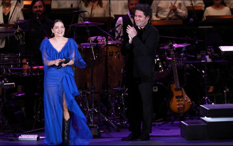 Natalia Lafourcade y Gustavo Dudamel llenaron el recinto al aire libre de Los Ángeles con 17 mil 500 asistentes. EFE / M. Craig