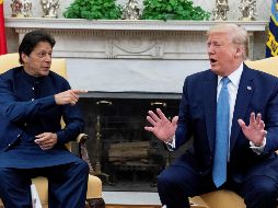 El presidente Donald Trump conversa con el primer ministro paquistaní, Imran Khan, este lunes en la Casa Blanca. EFE/M. Reynolds