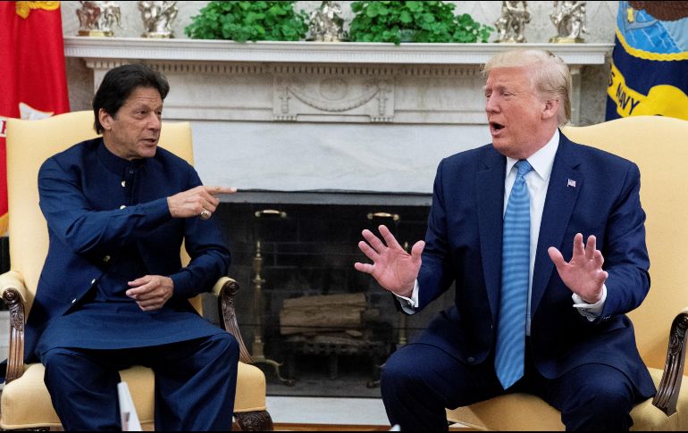 El presidente Donald Trump conversa con el primer ministro paquistaní, Imran Khan, este lunes en la Casa Blanca. EFE/M. Reynolds