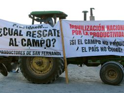 Agricultores bloquean la vía que conduce al poblado de Nuevo Progreso, Río Bravo, en Tamaulipas, en protesta por la reducción para los programas de apoyo al campo. EFE/ARCHIVO