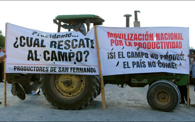 Agricultores bloquean la vía que conduce al poblado de Nuevo Progreso, Río Bravo, en Tamaulipas, en protesta por la reducción para los programas de apoyo al campo. EFE/ARCHIVO