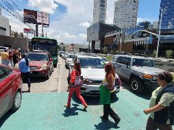 Usuarios y automovilistas se vieron afectados por el flujo del tráfico. EL INFORMADOR / P. López