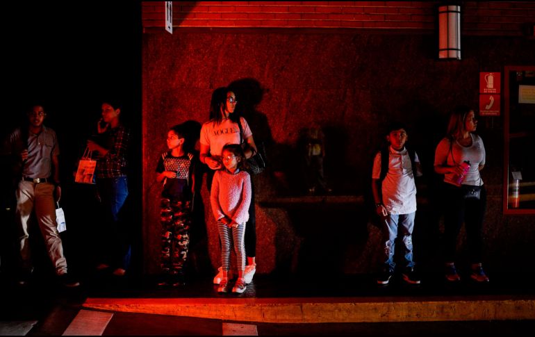 La interrupción del fluido nuevamente ha traído consigo problemas para concretar una llamada telefónica, tomar el metro y conectarse a Internet. AFP/M. Delacroix