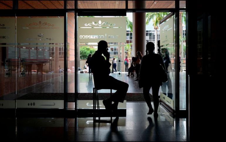 La interrupción del fluido nuevamente ha traído consigo problemas para concretar una llamada telefónica, tomar el metro y conectarse a Internet. AFP/M. Delacroix