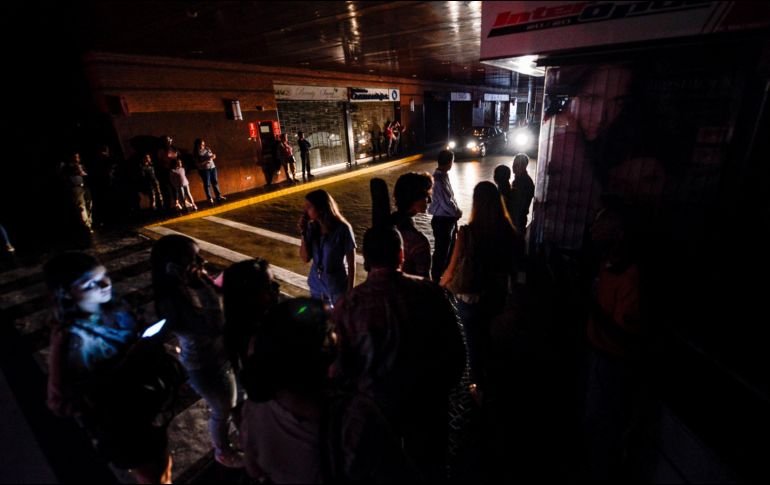La interrupción del fluido nuevamente ha traído consigo problemas para concretar una llamada telefónica, tomar el metro y conectarse a Internet. AFP/M. Delacroix