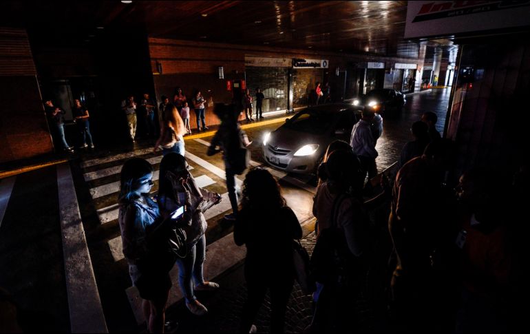 La interrupción del fluido nuevamente ha traído consigo problemas para concretar una llamada telefónica, tomar el metro y conectarse a Internet. AFP/M. Delacroix