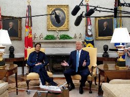 Donald Trump y el primer ministro paquistaní Imran Kahn sostienen una reunión en el Despacho Oval. EFE/M. Reynolds