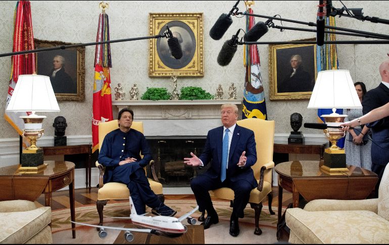 Donald Trump y el primer ministro paquistaní Imran Kahn sostienen una reunión en el Despacho Oval. EFE/M. Reynolds