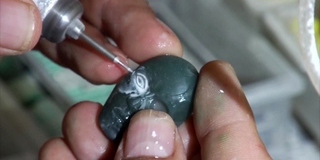 Escultores mantienen vivo el arte prehisp&aacute;nico de tallar en jade