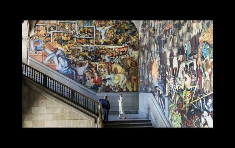 En las escaleras principales del Palacio Nacional hay murales de Diego Rivera. GETTY IMAGES