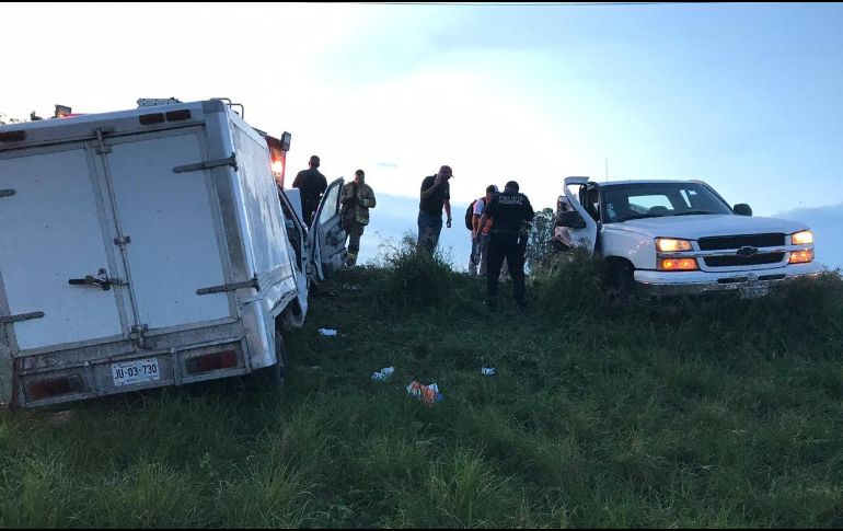El conductor de la Nissan, en estado grave, tuvo que ser sacado con el uso de equipo hidráulico. ESPECIAL / Protección Civil Jalisco