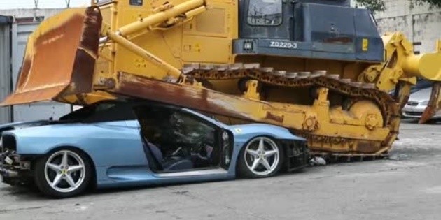 Destruyen Ferrari con maquinaria