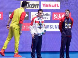 Sun Yang parecía molesto porque el nadador británico (y medallista de bronce) Duncan Scott (d) se negó a estrechar su mano o posar para hacer fotos con él. AP / M. Schiefelbein