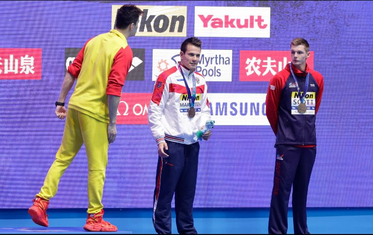 Sun Yang parecía molesto porque el nadador británico (y medallista de bronce) Duncan Scott (d) se negó a estrechar su mano o posar para hacer fotos con él. AP / M. Schiefelbein
