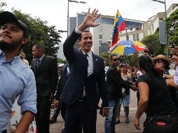 El presidente de la Asamblea Nacional venezolana, Juan Guaidó (c), saluda a sus simpatizantes a su llegada a una sesión especial de calle. EFE/M. Gutiérrez