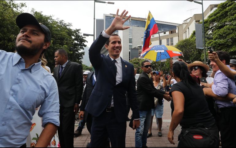 El presidente de la Asamblea Nacional venezolana, Juan Guaidó (c), saluda a sus simpatizantes a su llegada a una sesión especial de calle. EFE/M. Gutiérrez