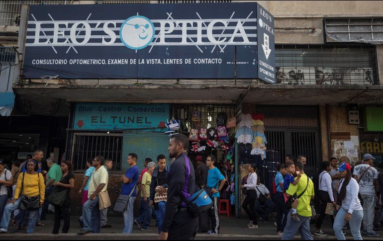 Un grupo de personas aguarda por transporte público mientras continúa el apagón; ante la suspensión del servicio del metro, pobladores buscan alternativas. EFE/M. Gutiérrez