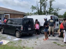 Los vecinos apoyaron a la familia hasta que el agente del ICE se fue al no lograr su objetivo. FACEBOOK/Nashville Noticias
