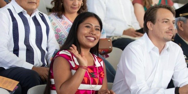 Yalitza sale de la Guelaguetza con fuerte dispositivo de seguridad